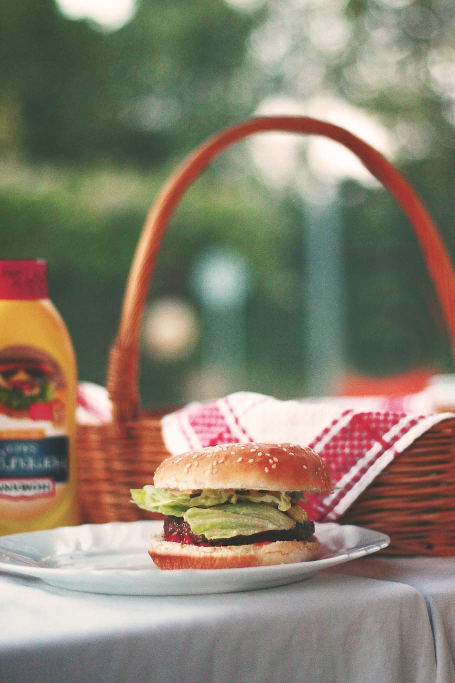 table, cloth, plate, burger, food, sandwich, basket, snack HD wallpaper
