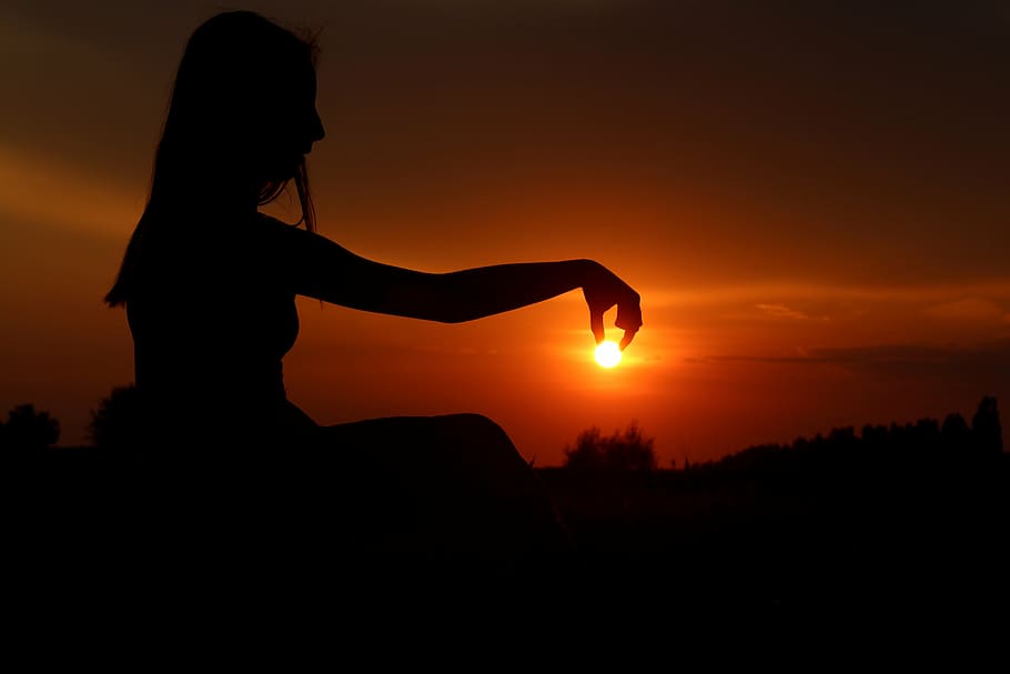 silhouette of woman holding sun, shadows, play, sunset, girl, HD wallpaper