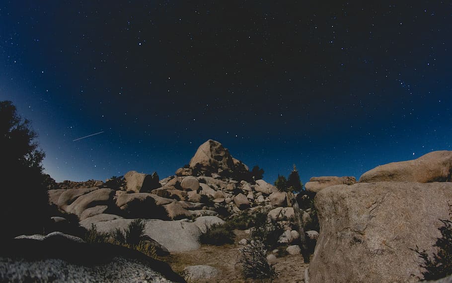 brown rock formation under blue night sky, photo of rock formation HD wallpaper