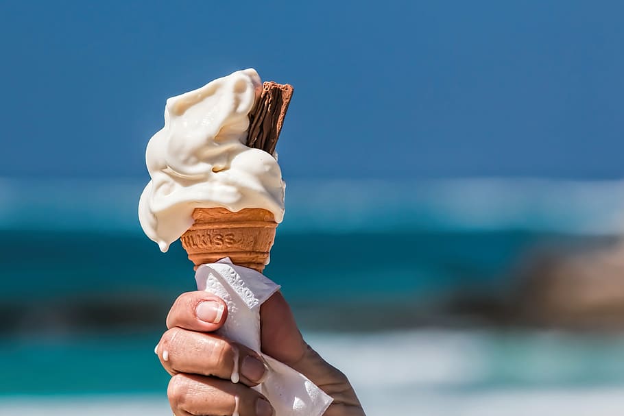 person's holding ice cream, ice cream cone, melting, hot, ice cream scoop, HD wallpaper