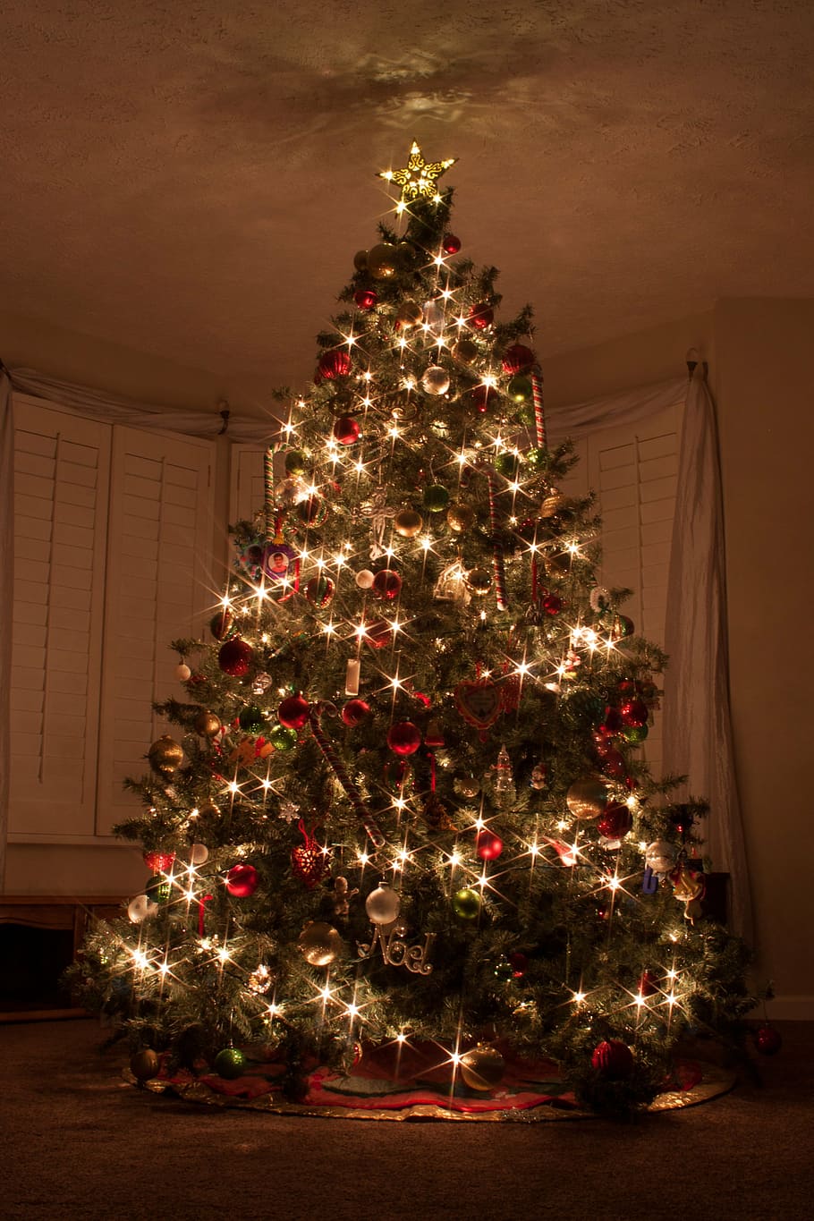 green Christmas tree with turned on lights, christmas lights, HD wallpaper