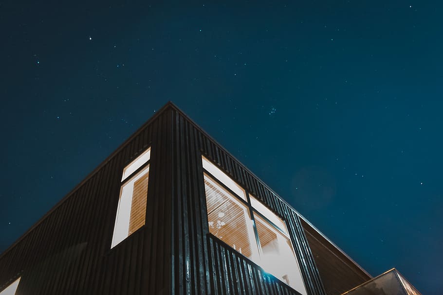 black building under blue sky, low angle photo og brown house HD wallpaper