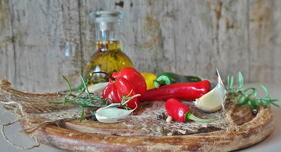 garlic and chili pepper on chopping board, chillis, chilli pepper HD wallpaper