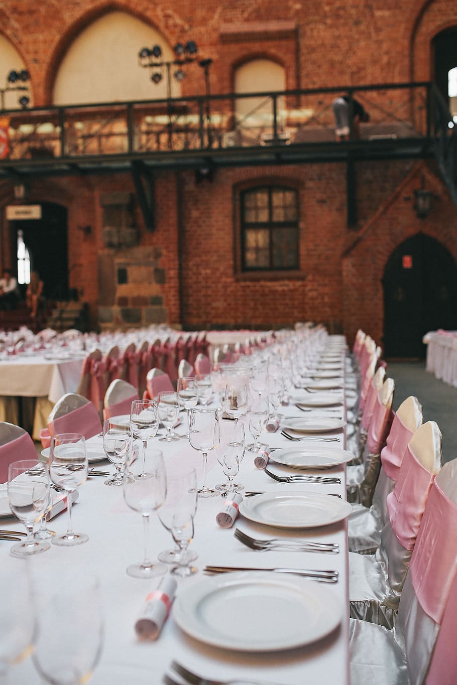 Table at a wedding reception in the castle, tableware, table set HD wallpaper