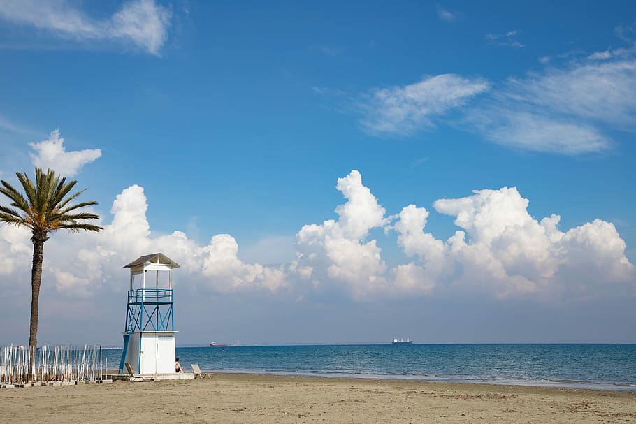 white life guard house during daytime, sand, summer, waters HD wallpaper