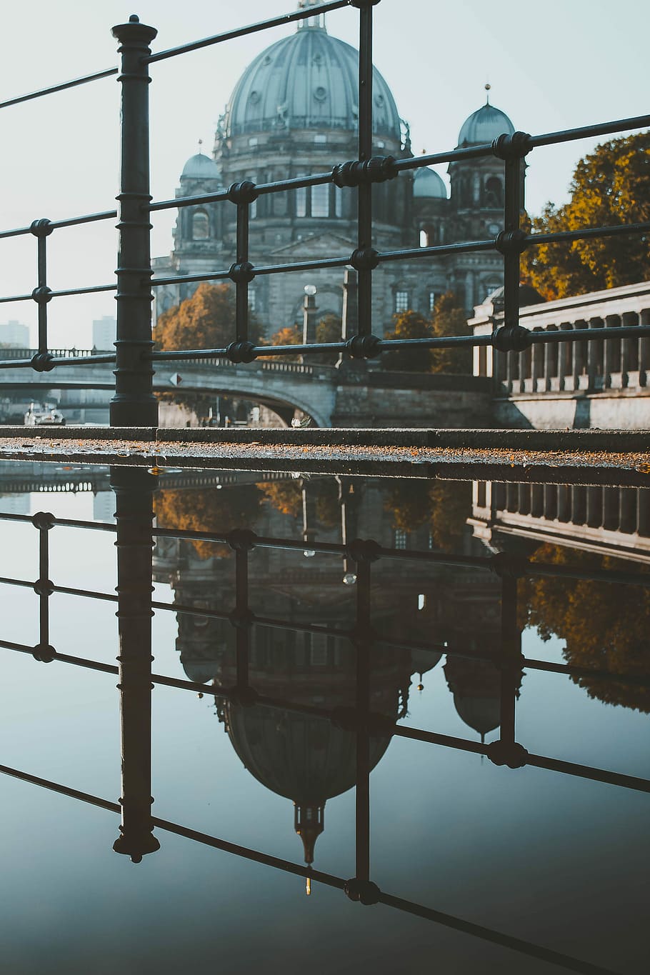 Classic reflection, body of water under the bridge near gray building HD wallpaper