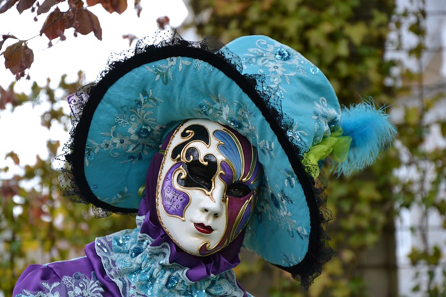 person wearing clown costume, mask, carnival, venice, focus on foreground HD wallpaper