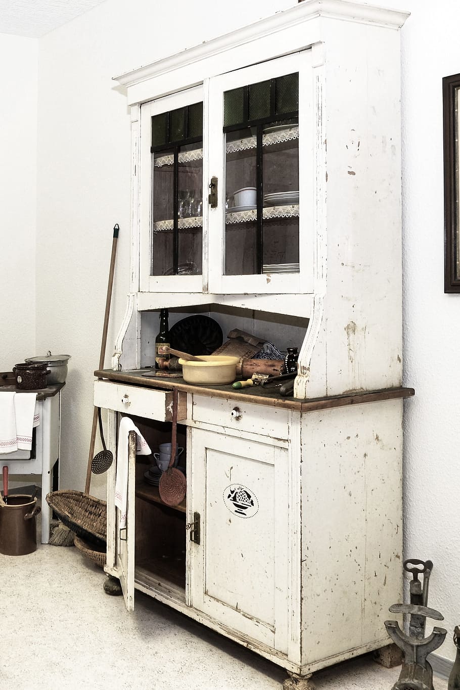 Kitchen Cabinet, Old, Historically, nostalgic, nostalgia, old dishes HD wallpaper