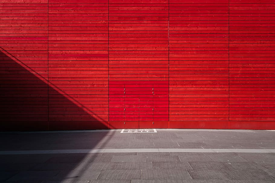 red painted wall and concrete pavement, photo of red wall and gray floor