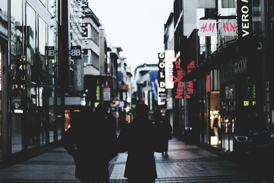 people walking on road, silhouette of couple walking between buildings, HD wallpaper