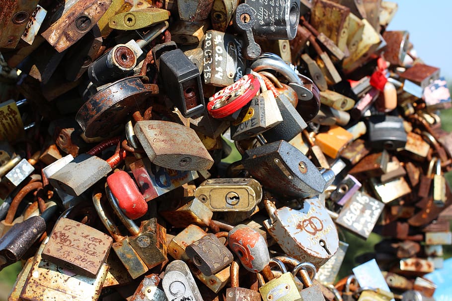 love, locks, keys, iron, scratch, door key, steel, castle, key to the castle HD wallpaper