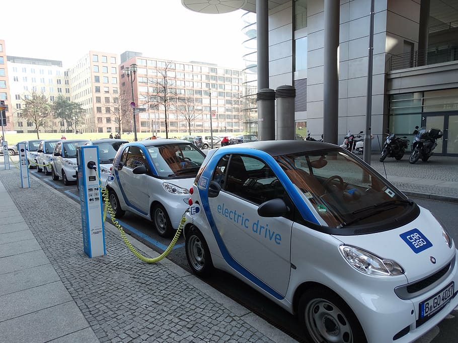 Smart Fortwo parked beside curb, electric car, parking, loading HD wallpaper
