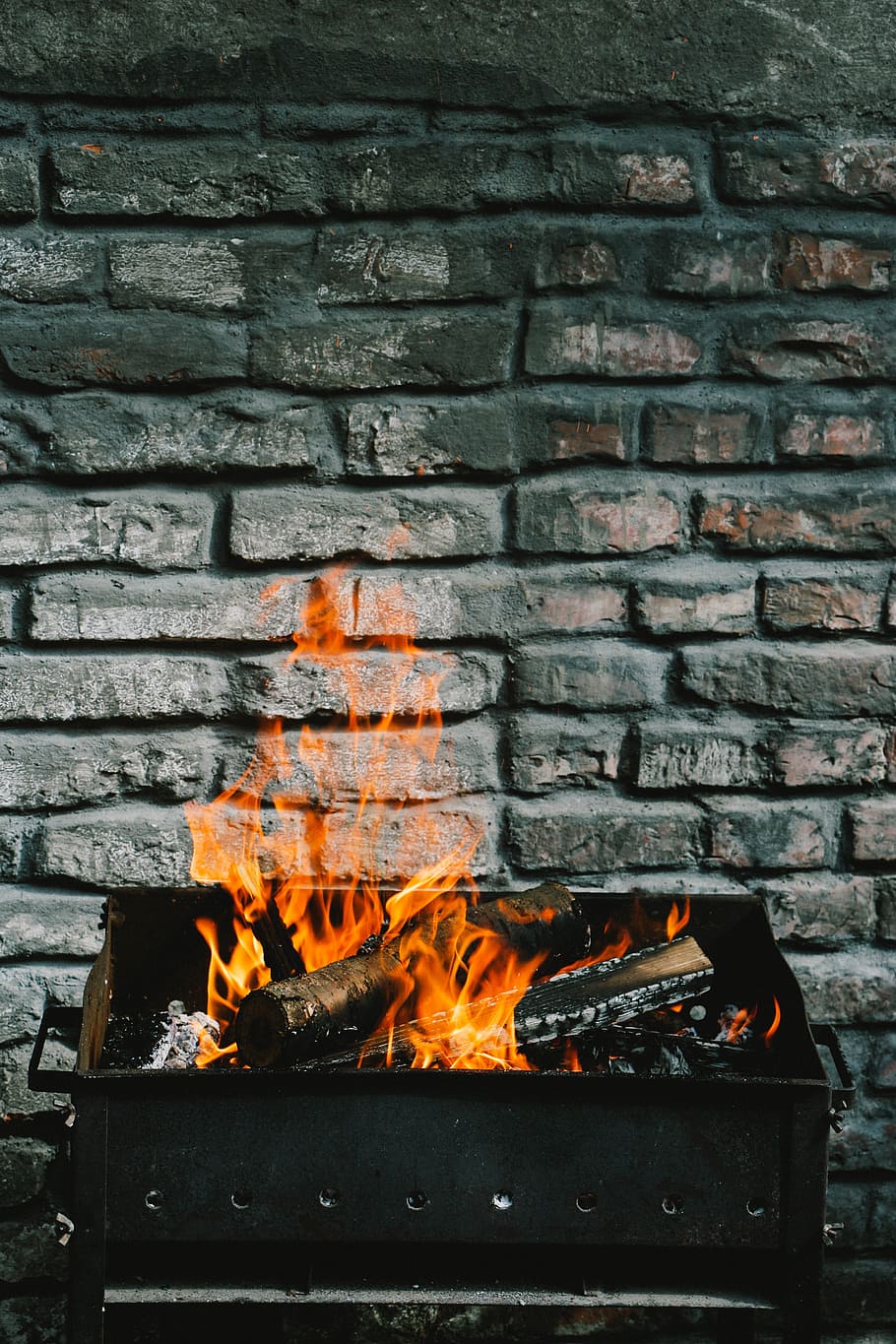 burning logs on charcoal grill, fired grilling tray, fire - Natural Phenomenon HD wallpaper