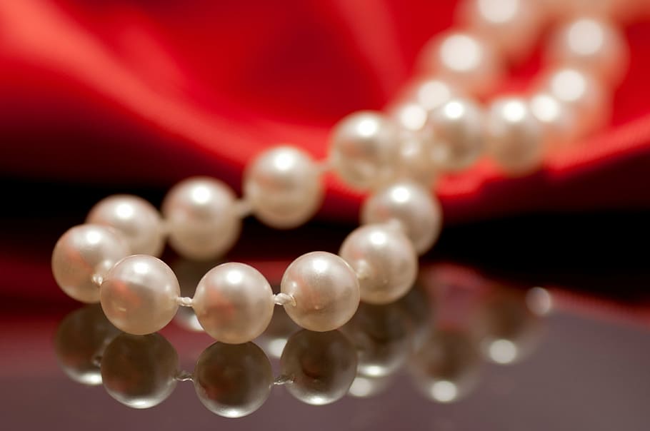 close-up photography of beaded white pearl necklace, shine, fashion, HD wallpaper