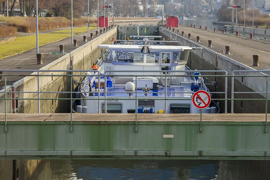 sluice system, lock, the passage of the gateway, motor tanker