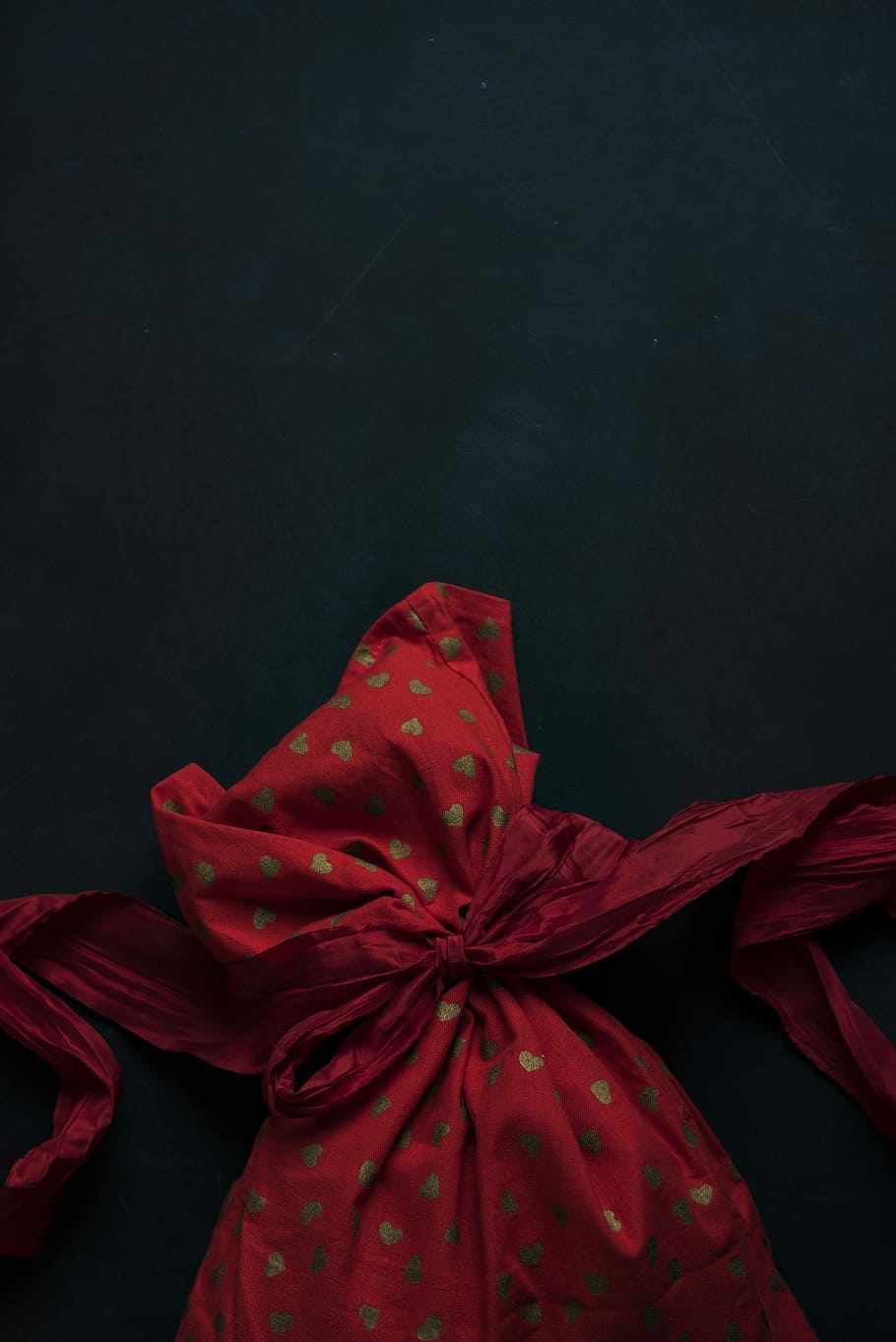 red and beige heart-printed cloth, red sleeveless dress, bag HD wallpaper