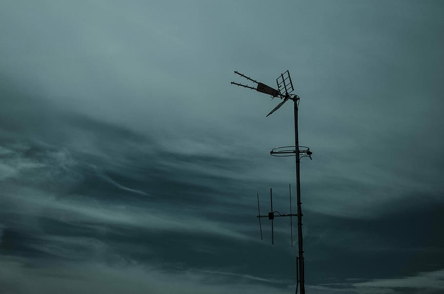 photography of black antenna during daytijme, antenna outside of house HD wallpaper
