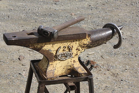yellow and gray O'Dever anvil with stand, farrier, shoe, blacksmith HD wallpaper