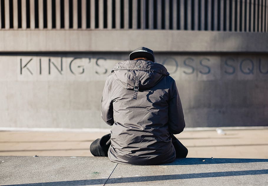 person wearing grey hoodie sitting on ground, selective, focus HD wallpaper