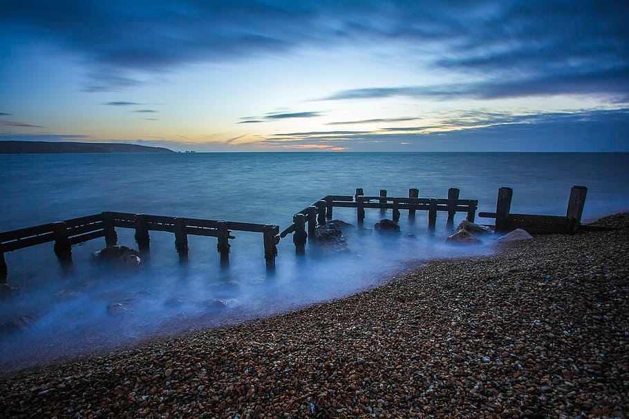 body of water under cloudy sky during daytime, coast, breakwaters HD wallpaper
