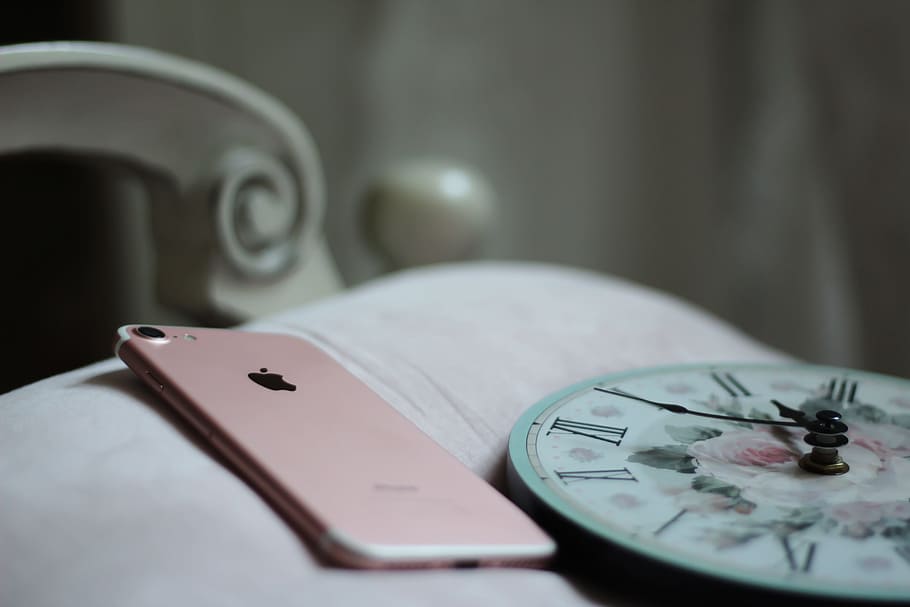 HD wallpaper: rose gold iPhone 8 near round analog clock, rose gold iPhone  8 beside clock | Wallpaper Flare