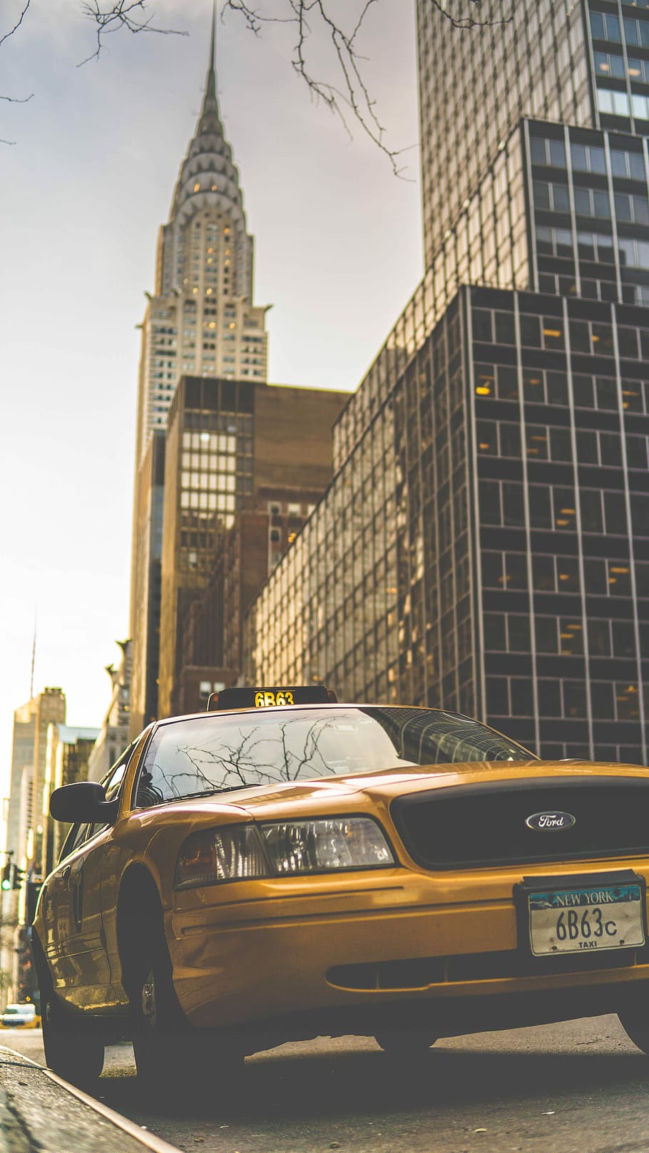 yellow Ford taxi parked near Chrysler building, parked yellow Ford Crown Victoria with Chrysler Building background during daytime, HD wallpaper