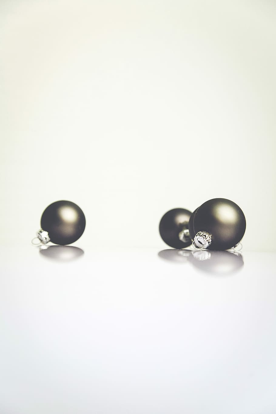 round black earrings, three black baubles, white, christmas, decor HD wallpaper