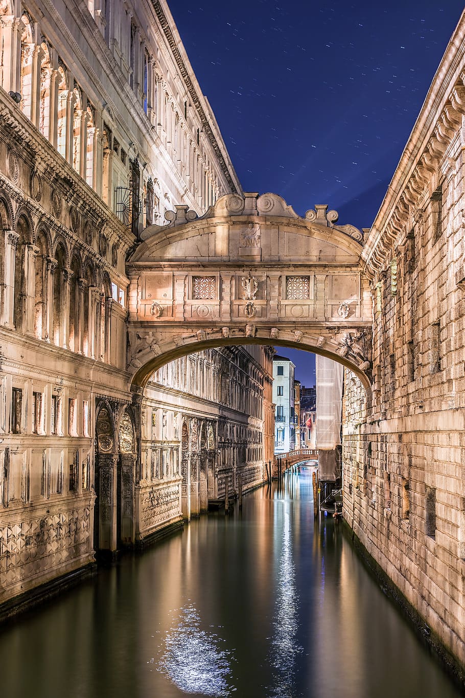 Bridge of Sigh, Venice, body of water in between of buildings HD wallpaper