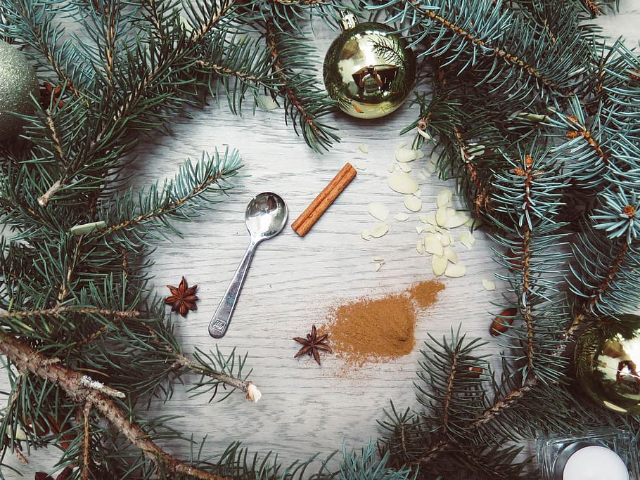 Christmas wreath on wood, pine nut, cinnamon, powder, spoon HD wallpaper