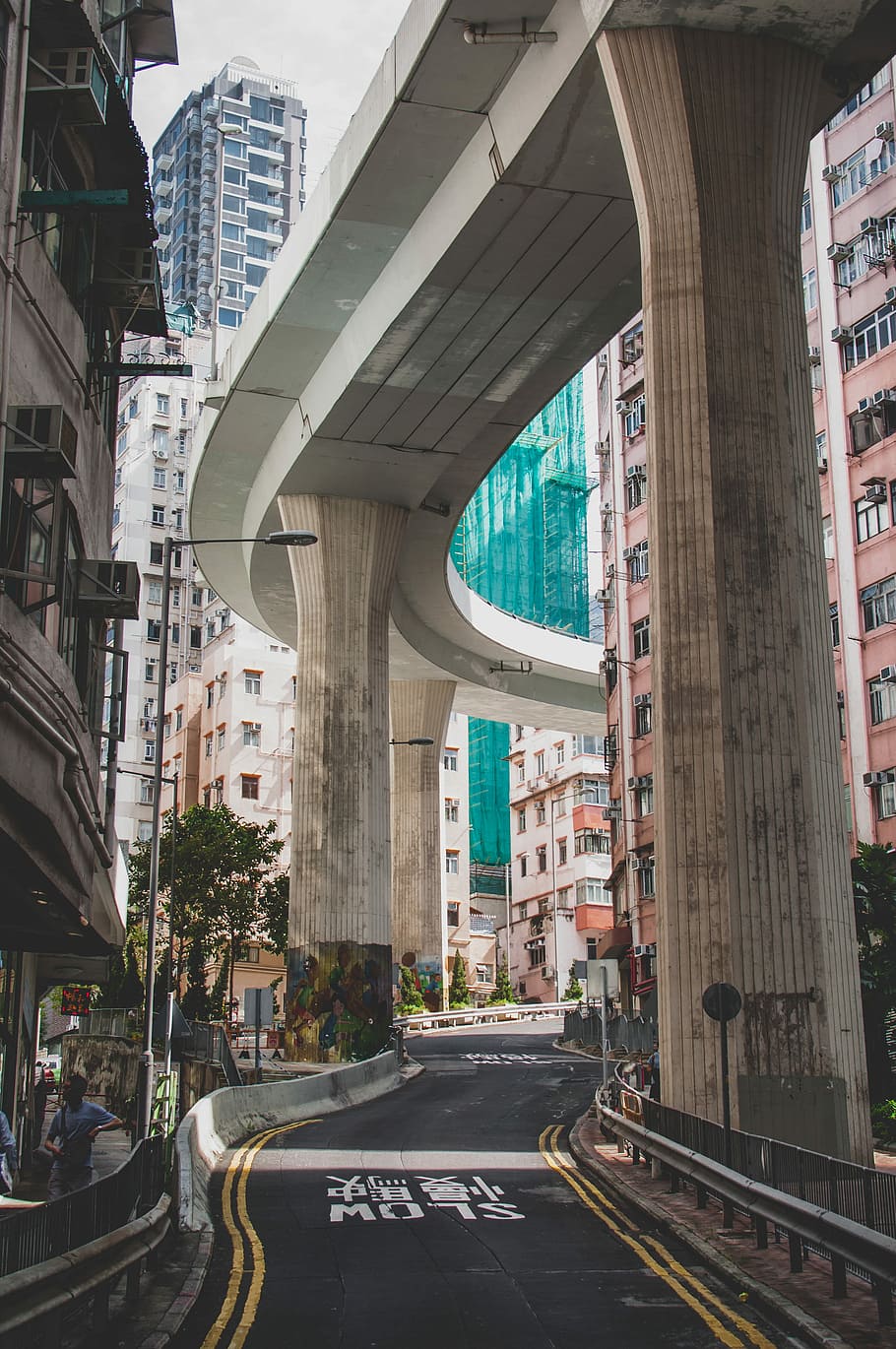 empty street with kanji text in between of high rise buildings, landscape photo of road in the city HD wallpaper