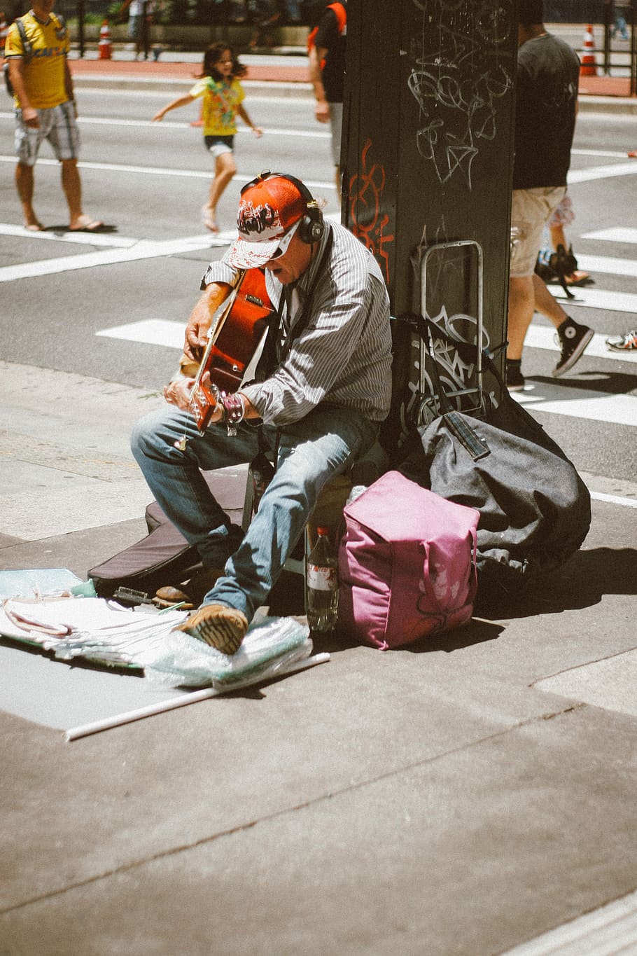 man playing guitar in front of post, man playing guitar on street during daytime, HD wallpaper