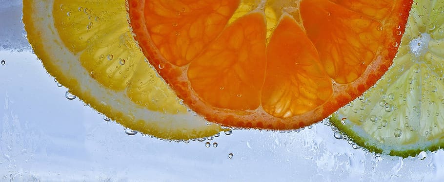 slices of lemon, orange fruit, and lime in water, mandarin, limone