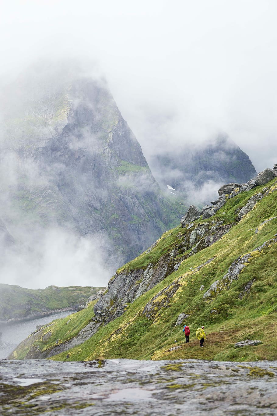 two people hiking, two persons climbing on mountain, cloud, mist HD wallpaper
