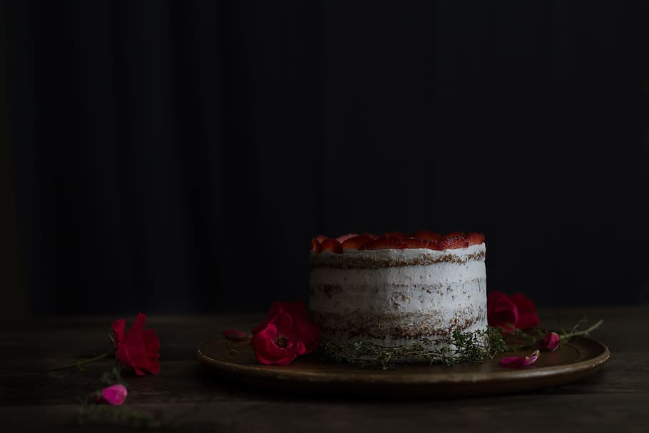 closeup photo of round cake on plate, Strawberry-Thyme Cake, baking HD wallpaper