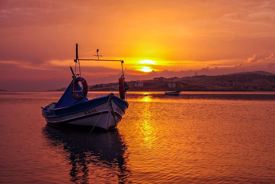 white boat on body of water during golden hour, ayvalýk, sunset HD wallpaper