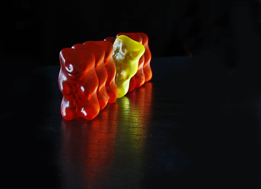 red and yellow gummy bears, gummibärchen, nibble, placed, sweet, HD wallpaper