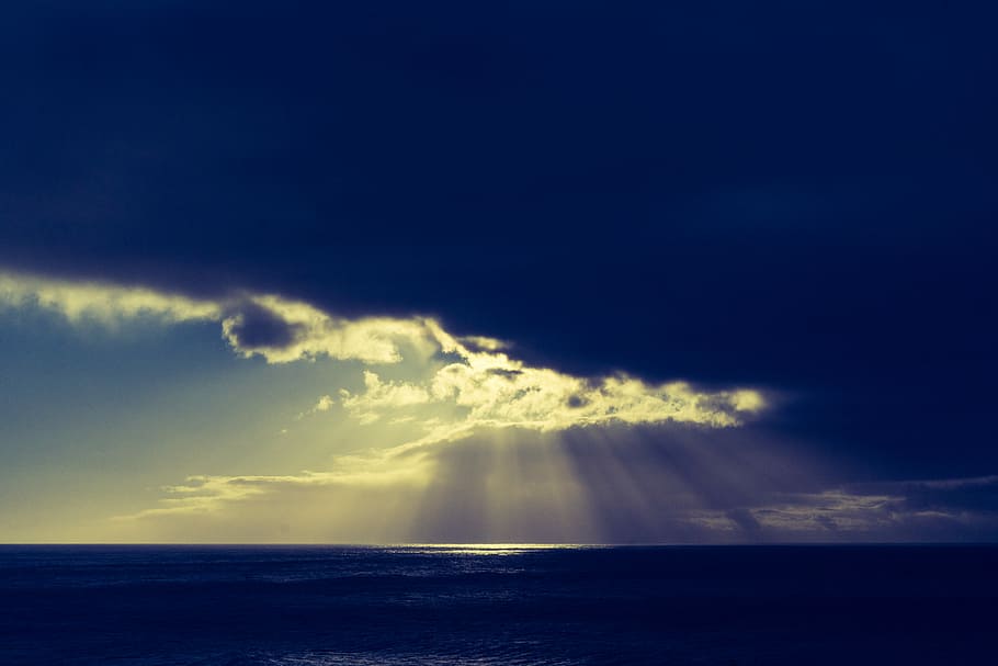 sunlight on body of water, sky, dark, cloud, sun ray, sunset HD wallpaper
