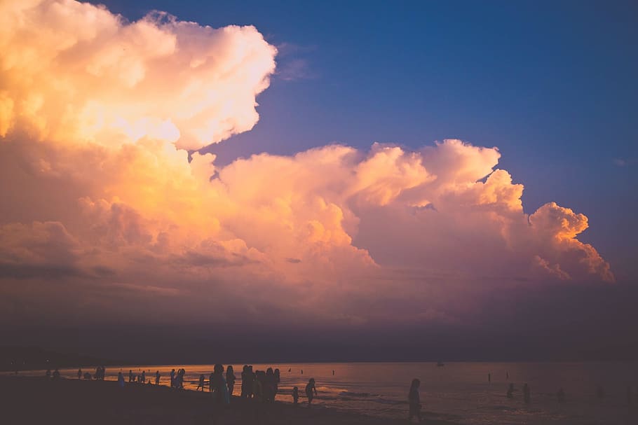 ocean waves hammering seashore, sunset, clouds, sky, people HD wallpaper