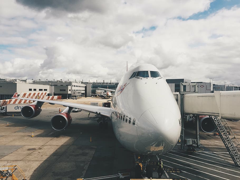 white aircraft standby in airport, airplane, jetway, travel, transportation, HD wallpaper