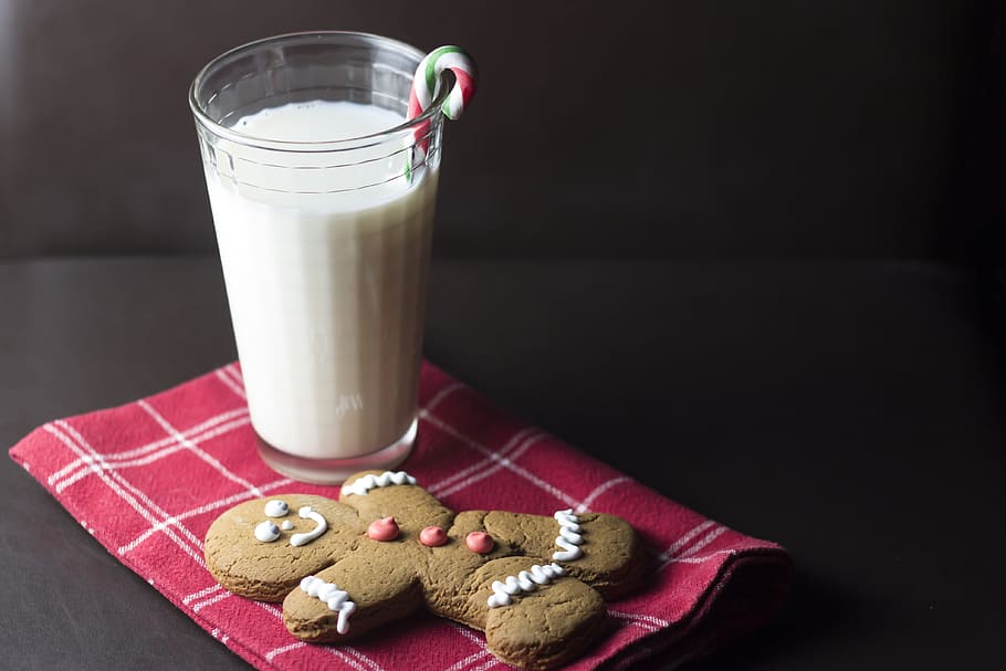 milk in drinking glass beside ginger bread, christmas, cookie HD wallpaper