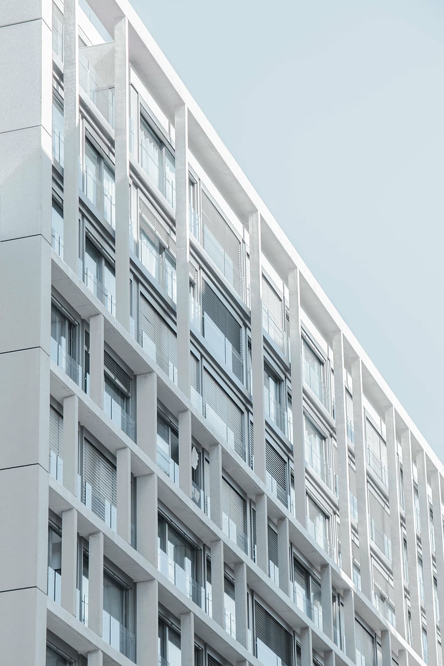 low-angle photography of white high-rise building, concrete HD wallpaper