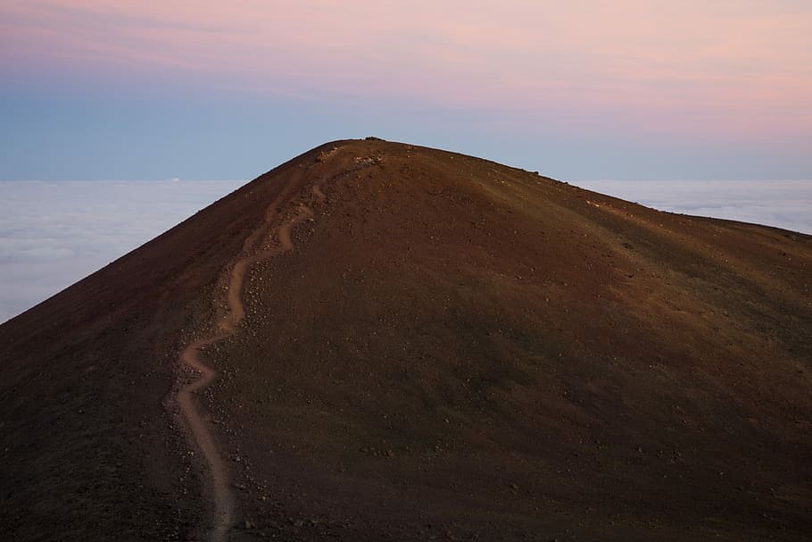 Mauna Kea Sunset, photo of brown hill, mountain, horizon, cloud HD wallpaper