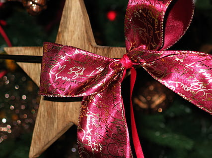 close-up photo of red and brown bow on brown wooden star, loop HD wallpaper