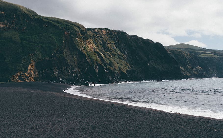 mountain rock near seashore, beach, black, brown, gray, green HD wallpaper