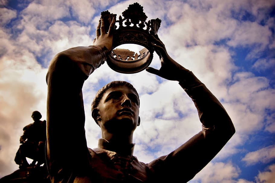 man holding crown statue, england, memorial, cloud - sky, low angle view HD wallpaper