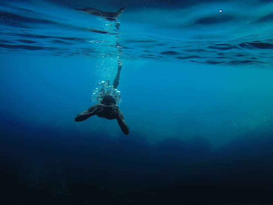 person wearing goggles while swimming under body of water, man diving on calm body of water HD wallpaper