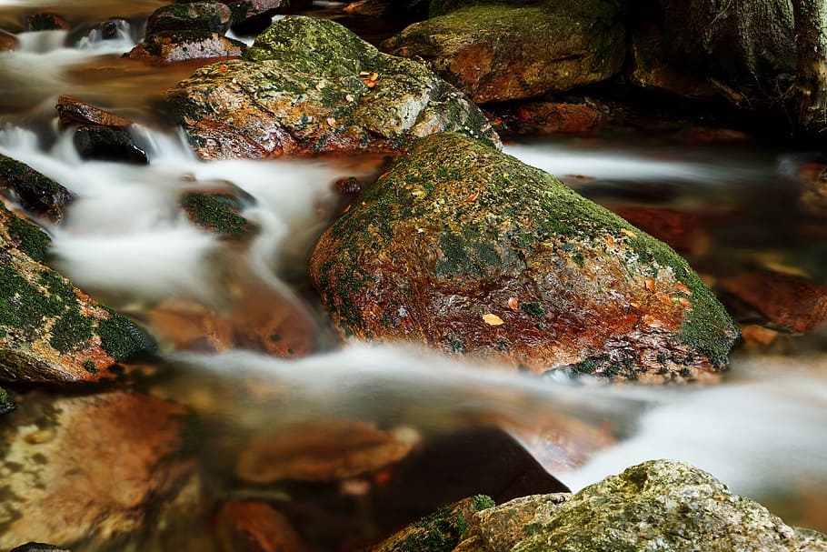 green-and-brown stones on body of water, blur, blurred, cascade HD wallpaper