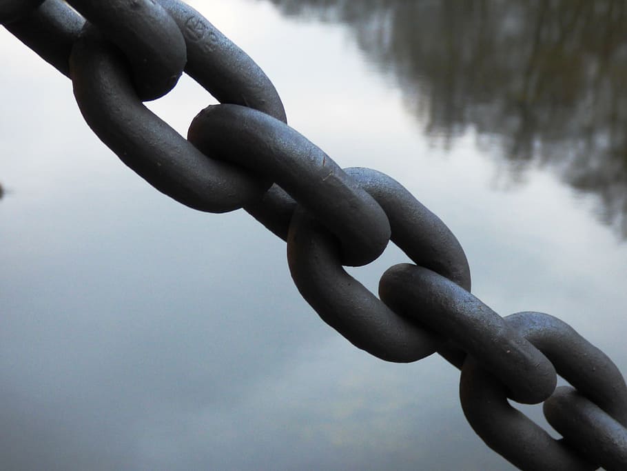chain, link, water, reflection, strength, metal, close-up, focus on foreground HD wallpaper