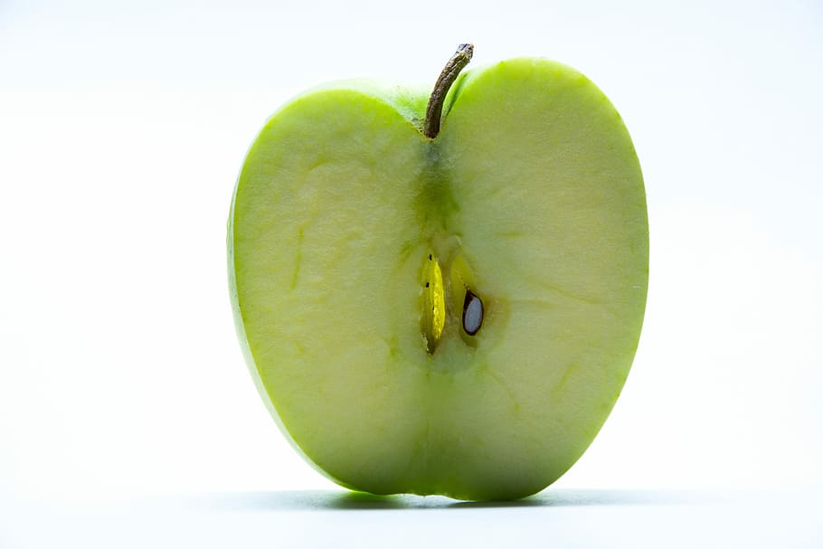 granny smith apple sliced in half, fruit, sweet, healthy, frisch, HD wallpaper