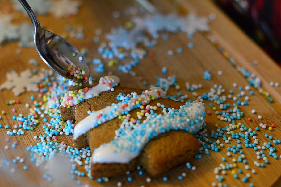 Christmas tree cookie with blue candies, gingerbread, burning, HD wallpaper